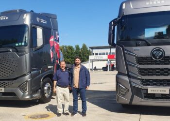 Os empresários Reinaldo e Alexandre Zucatelli realizaram viagem à China para conhecer as fábricas da Foton