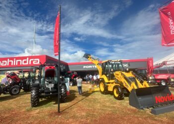 Presidente do Grupo Zucatelli visita stand da Mahindra na Agrishow 2025